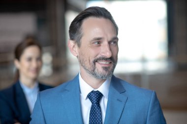 Müzakerelerden önce heyecanlı hisseden neşeli iş adamlarına yakın durun.