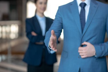 İş adamı ofiste müşterileri karşılarken elini uzatıyor.
