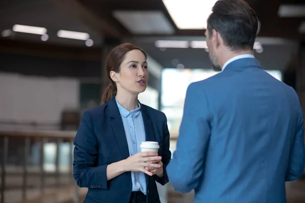 Obchodní dáma mluví se svým obchodním partnerem při pití kávy — Stock fotografie