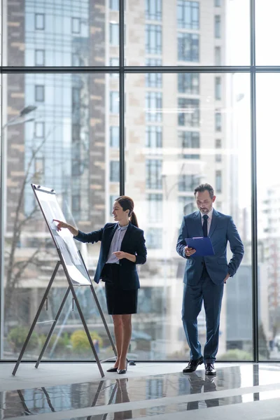 Socios de negocios sintiéndose involucrados en discutir nuevo plan de negocios — Foto de Stock