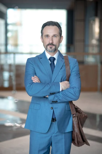 Businessman wearing elegant suit and tie standing in the business office — ストック写真