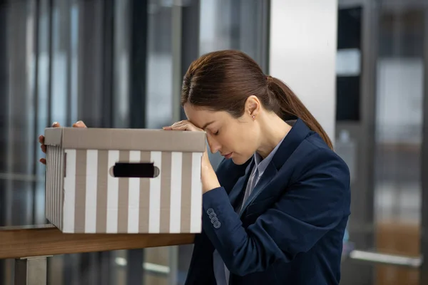 Femme aux cheveux bruns portant une veste sombre se sentant mal après avoir perdu son emploi — Photo