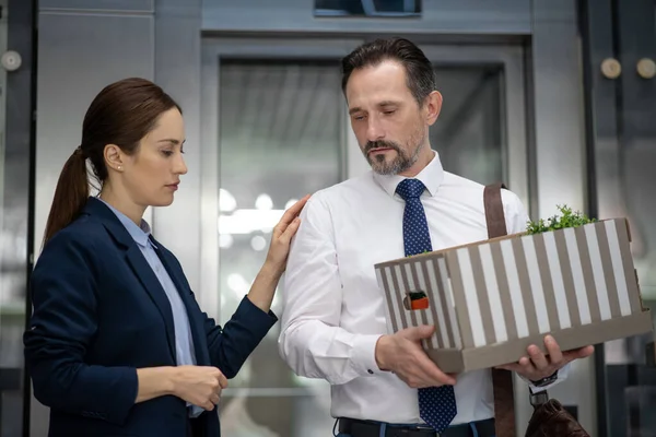 Mörkhårig kollega som stöttar sin vän efter avskedande — Stockfoto