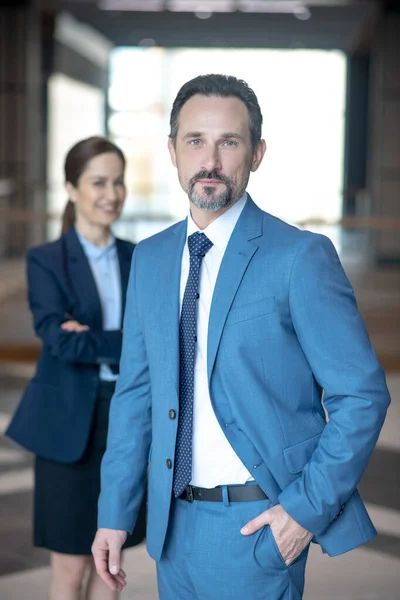 Homme d'affaires portant costume élégant et cravate debout dans le centre d'affaires — Photo