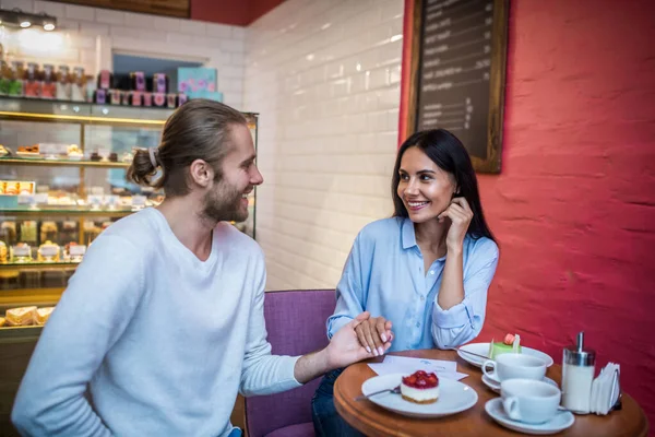 Amar marido barbudo mirando a su hermosa esposa encantadora — Foto de Stock