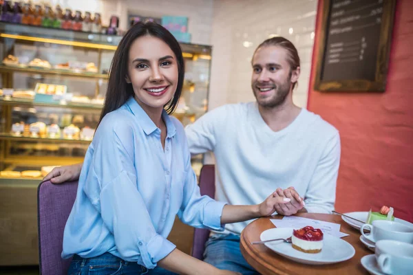 Pareja disfrutando su fin de semana por la mañana en la cafetería — Foto de Stock