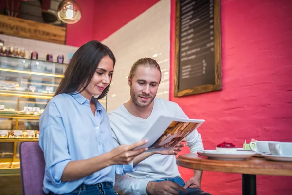 Future loving husband and wife choosing photo album — Stock Photo, Image