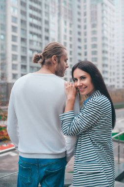 Çift yeni daireye taşınmadan önce heyecanlı hissediyor.