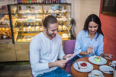 Nişanlı çift düğün planlarken heyecanlanıyor