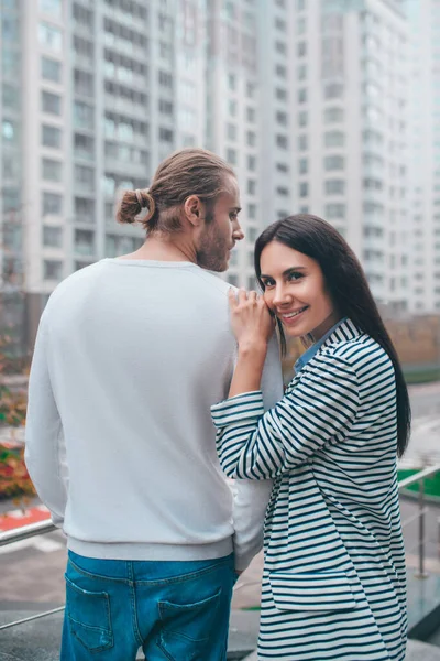 Pareja sintiéndose emocionada antes de mudarse a un nuevo apartamento juntos —  Fotos de Stock