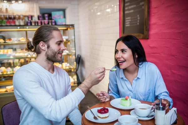 Amar novio cariñoso dando postre a su novia — Foto de Stock