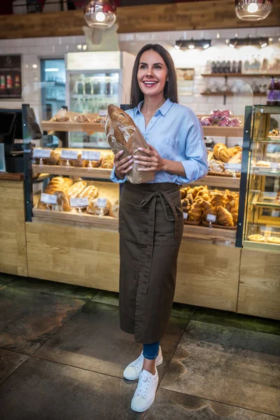 Podnikatelka pocit vzrušení před otevřením vlastní pekárny — Stock fotografie