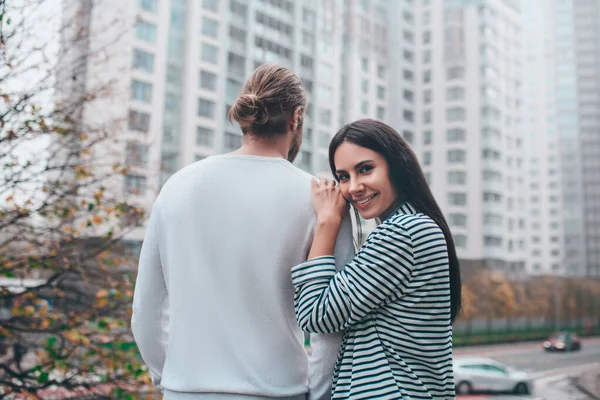 夫と週末を過ごしながら幸せを感じる女 — ストック写真