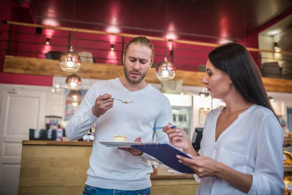 Couple owning cafeteria feeling not really satisfied with the dessert — Stock Photo, Image