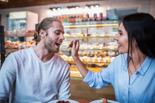 수염 이 있는 남편 은아내와 아침을 함께 보내면서 디저트를 먹는다 — 스톡 사진