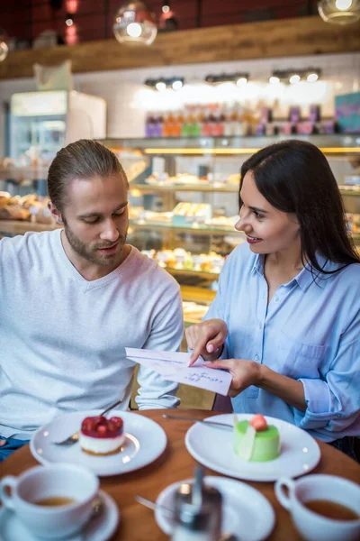 Hombre y mujer discutiendo invitaciones de boda juntos —  Fotos de Stock