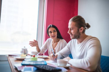 Karı koca yeni fırın menüsünü tartışıyor.