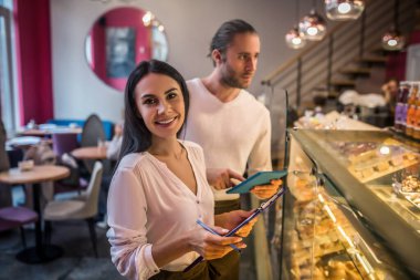 Fransız pastanelerinde çalışan birkaç girişimci.