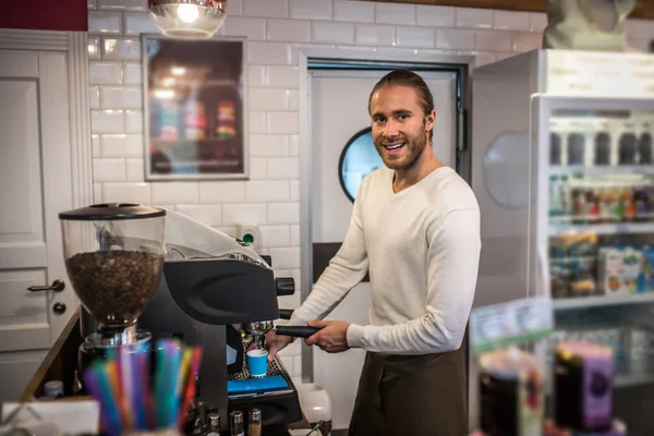 Hermoso barista sentirse ocupado mientras hace café para el cliente —  Fotos de Stock