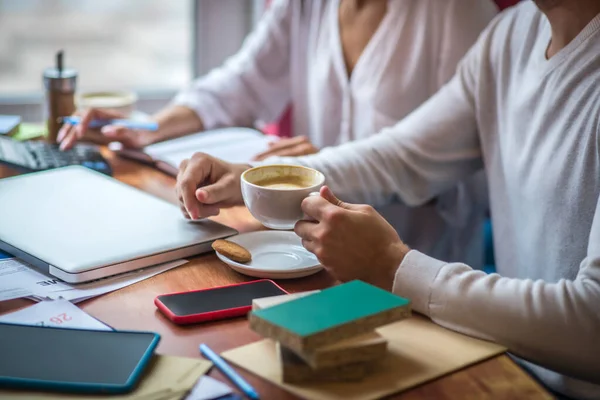 Diseñador de interiores beber capuchino mientras está sentado cerca de la esposa — Foto de Stock