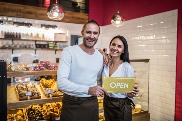 Esposo y esposa abriendo su propia pastelería y por lo tanto sentirse increíble — Foto de Stock