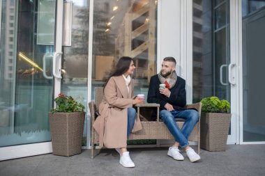 Masada birlikte oturan genç ve hoş insanlar.