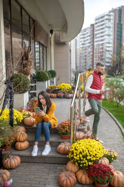 Giovani moderni che tengono i loro gadget mobili — Foto Stock