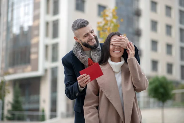 Begeisterte aufgeregte Frau wartet auf eine Überraschung — Stockfoto