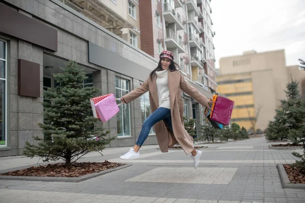 Lycklig ung kvinna hoppar på gatan — Stockfoto