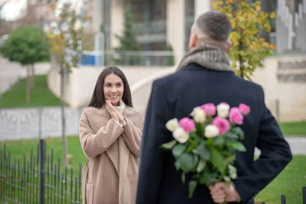 Nogal opgewonden vrouw die naar haar vriendje kijkt — Stockfoto