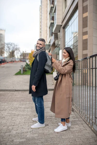 Positieve jonge vrouw staan achter haar man — Stockfoto