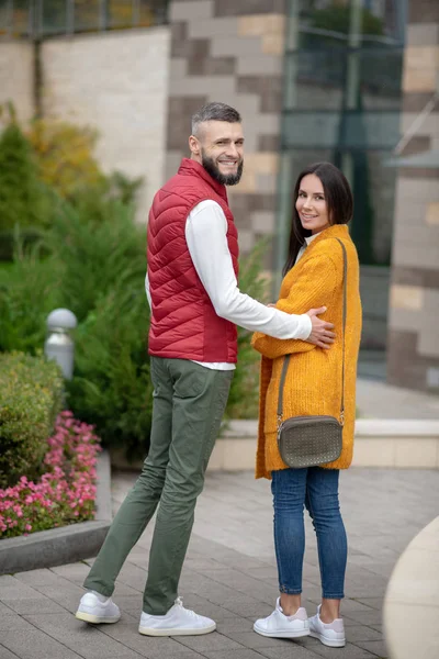 Agradável casal positivo de pé juntos na rua — Fotografia de Stock