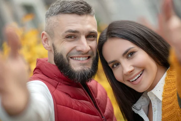 Rostros de positivo feliz joven hombre y mujer —  Fotos de Stock
