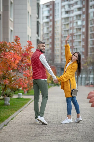 Alegres homens e mulheres agradáveis voltando-se para você — Fotografia de Stock