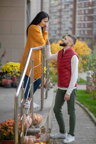 Vrij gelukkig vrouw luisteren naar haar vriend — Stockfoto