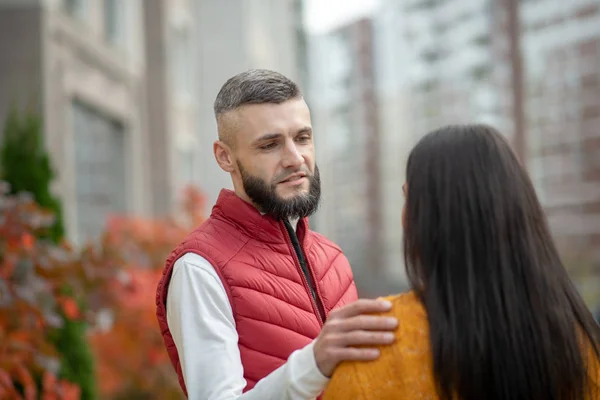 Guapo joven tocando sus novias hombro — Foto de Stock