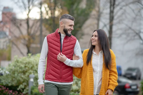 Positives junges Paar beim gemeinsamen Spaziergang — Stockfoto