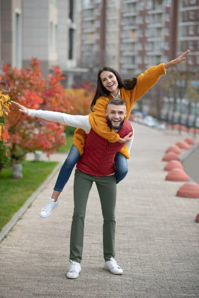 Encantado jovem casal desfrutando de seu tempo ao ar livre — Fotografia de Stock
