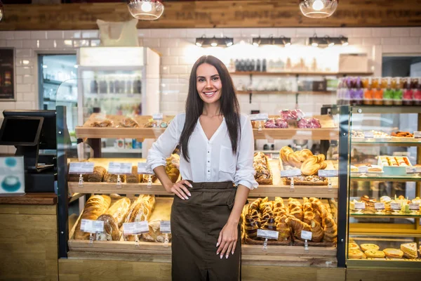 Allegro giovane donna che possiede panetteria sensazione eccitato prima di iniziare il lavoro — Foto Stock