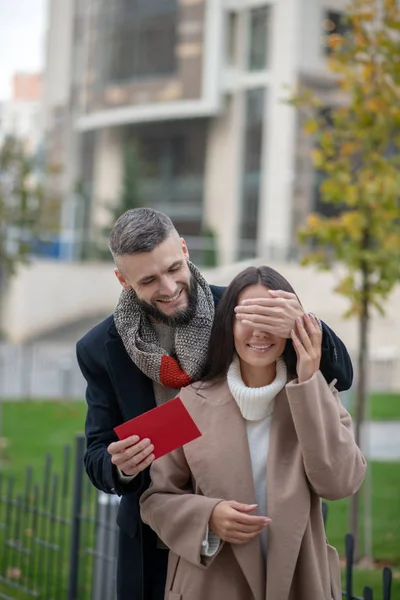 Trevlig positiv man som håller ett brev till sin flickvän — Stockfoto