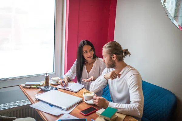 Entreprenörer diskuterar några arbetsfrågor och dricker kaffe — Stockfoto