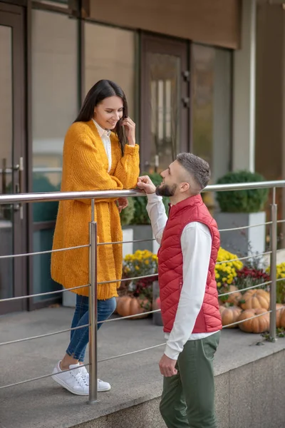 Positivo bom casal falando uns com os outros — Fotografia de Stock