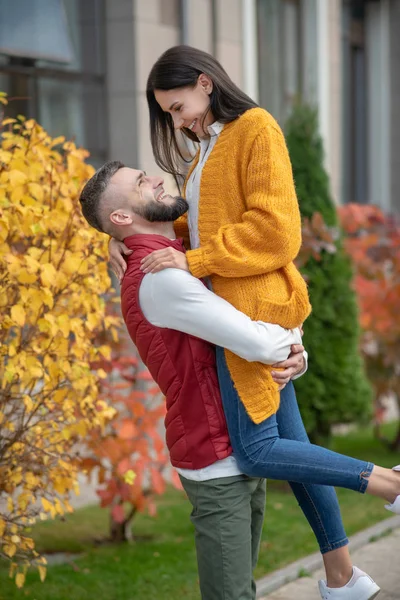 Erfreut gut aussehender Mann lächelt seiner Freundin zu — Stockfoto