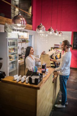 Sakallı adam sabah ofisten önce favori pastaneye geliyor.