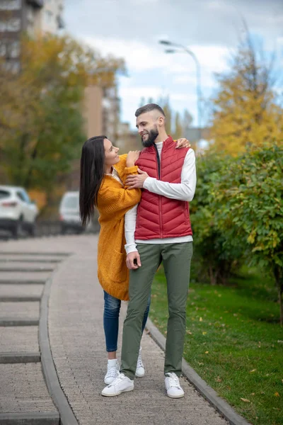 Positiv beglücktes Paar beim Spaziergang auf der Straße — Stockfoto