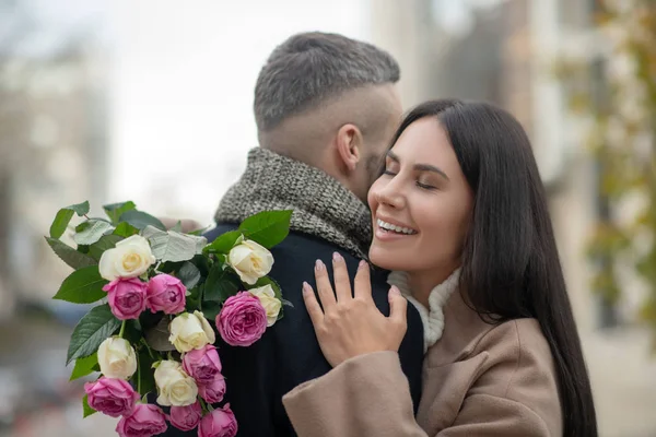 Lycklig trevlig ung kvinna kramar sin man — Stockfoto