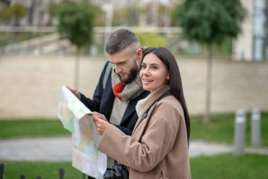 Haritayı tutan hoş genç insanlar.