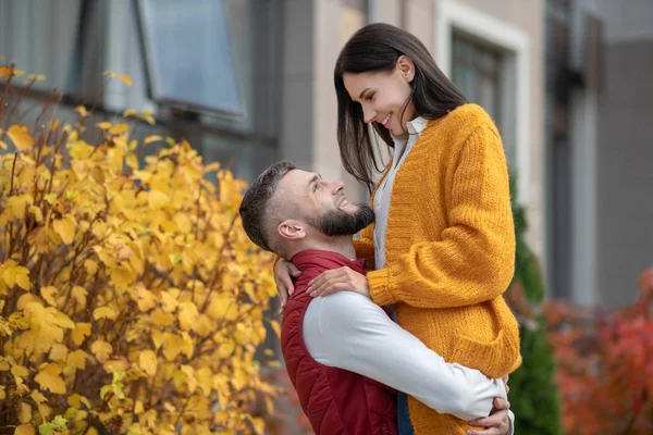 Gioioso bella coppia avendo un appuntamento romantico — Foto Stock