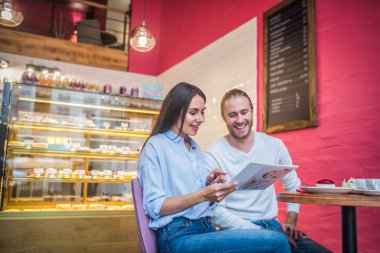 Koca, sevgili karısıyla evlenmekten bahsediyor.