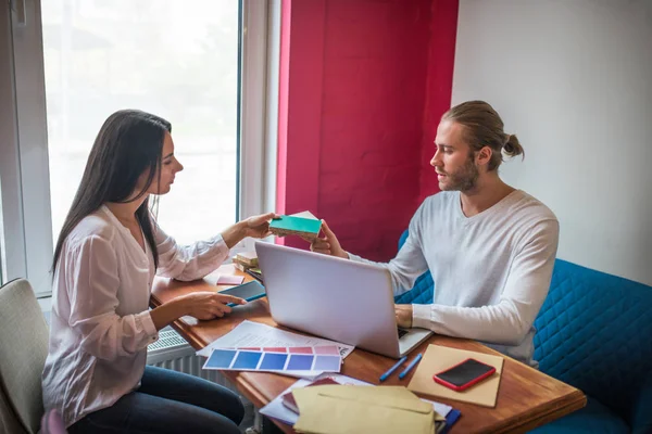 Ett par inredningsarkitekter som arbetar tillsammans under planeringsarbetet — Stockfoto